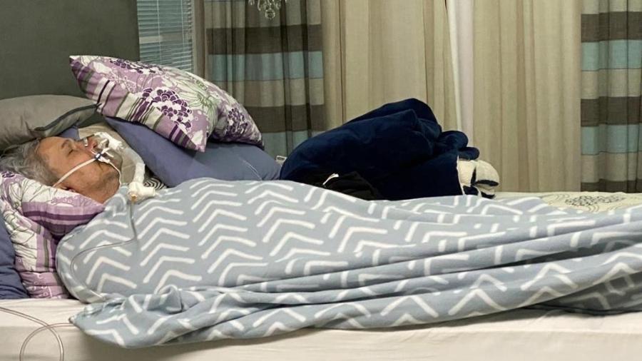Foto de Sikêra Jr. na cama com márcara preocupa fãs, qual é estado de saúde dele