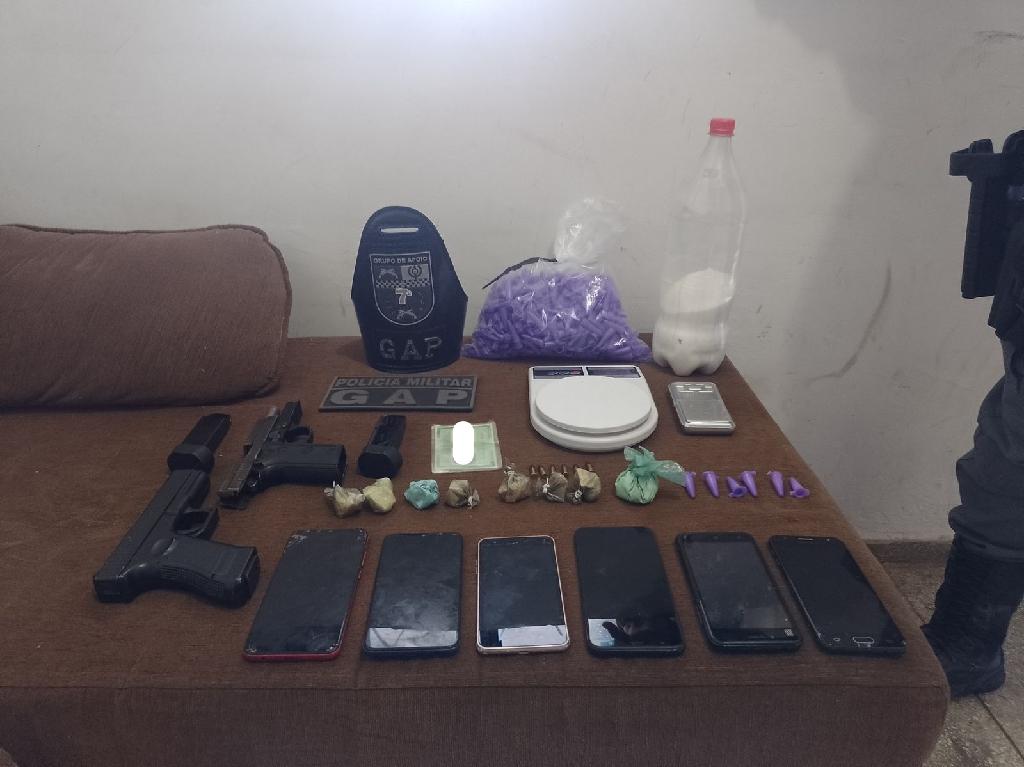 Dupla é presa com porções de cocaína e simulacros de arma de fogo em Rosário Oeste