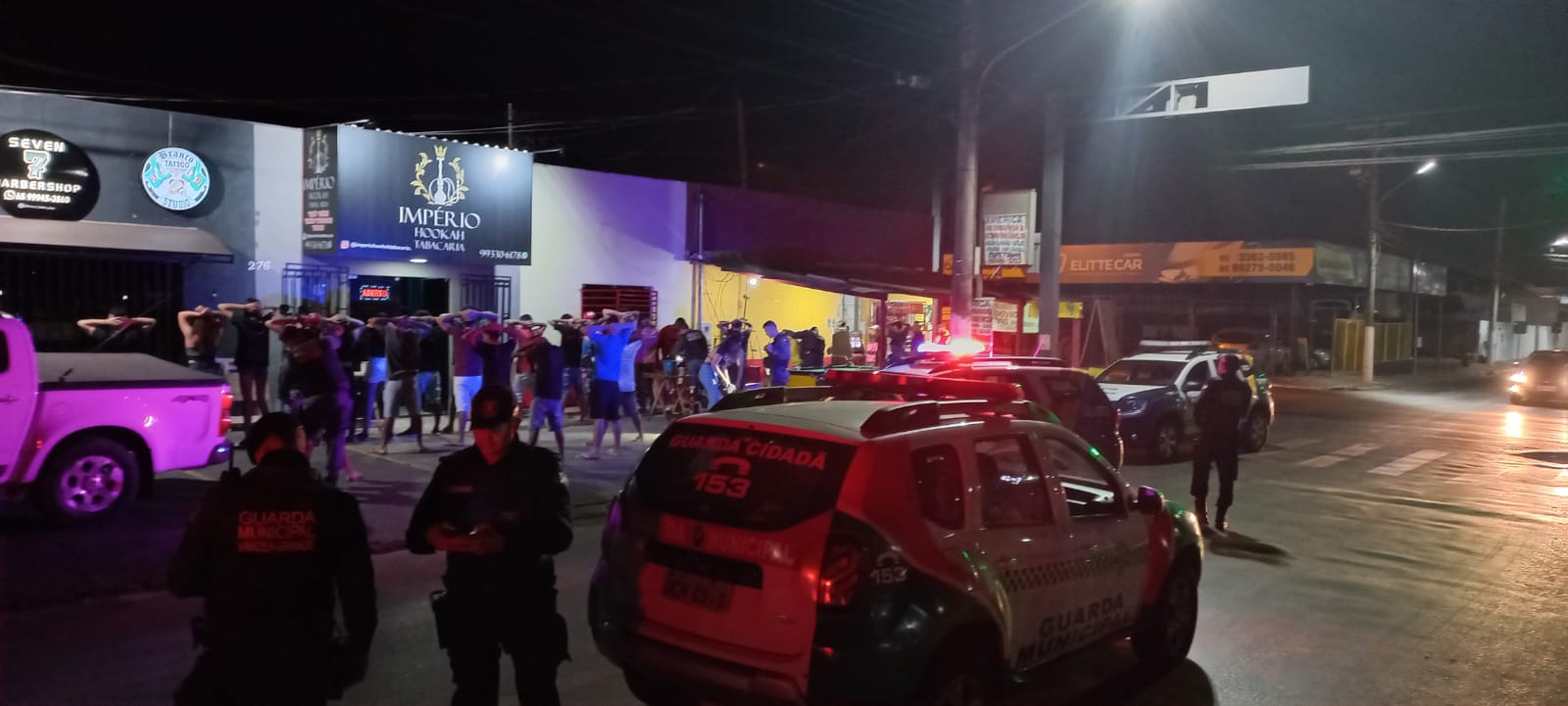 GM de VG fecha tabacaria e 11 menores são levados à Delegacia junto com bebida alcoólica, narguilé e arma de fogo.