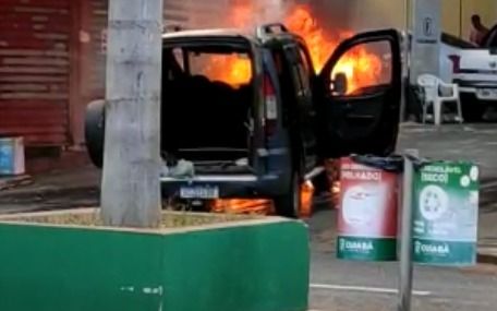 Carro pega fogo em região central de Cuiabá