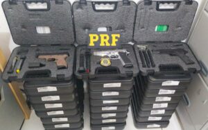 PRF durante feriado prolongado apreende mais de 200 kg de drogas e armas