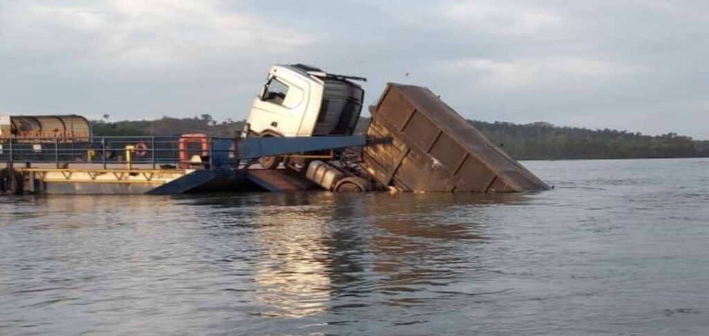 Carreta e vagão que caíram da balsa no rio Teles Pires foram retirados no fim de semana 
