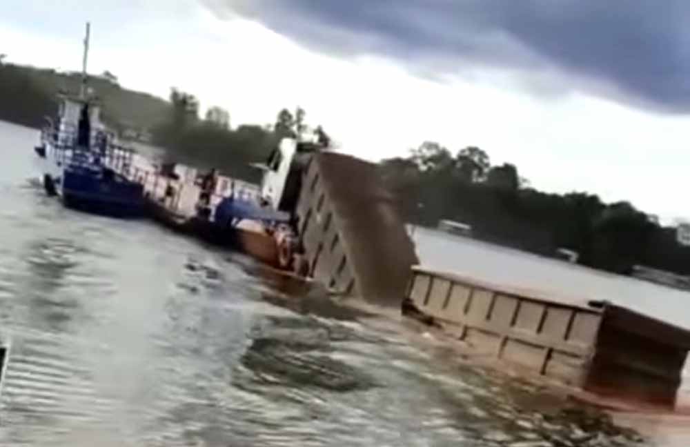 Carreta e vagão que caíram da balsa no rio Teles Pires foram retirados no fim de semana
