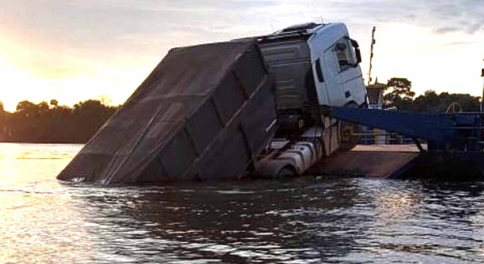 Carreta e vagão que caíram da balsa no rio Teles Pires foram retirados no fim de semana 
