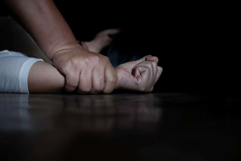 Pai suspeito de estuprar filha de 8 anos foi preso em flagrante