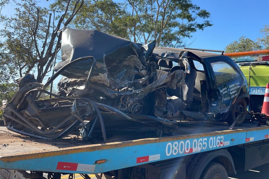 Acidente fatal: Empresária bate carro em carreta e morre na BR-364