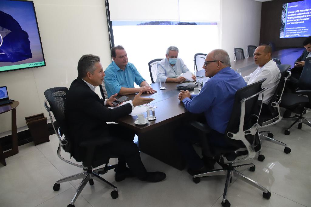 Mendes assina convênio com o prefeito de Rondonópolis, José Carlos do Pátio, para fazer o asfalto e drenagem de todo o 1º Distrito Industrial da cidade