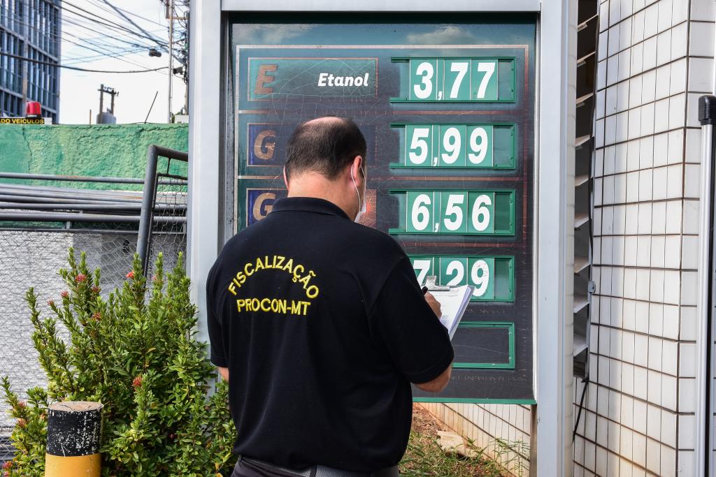 Procon fiscaliza preço nos postos de combustíveis de Cuiabá e VG