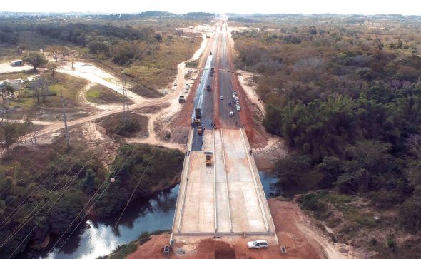 Primeira camada de pavimentação asfáltica é realizada no Contorno Leste em Cuiabá