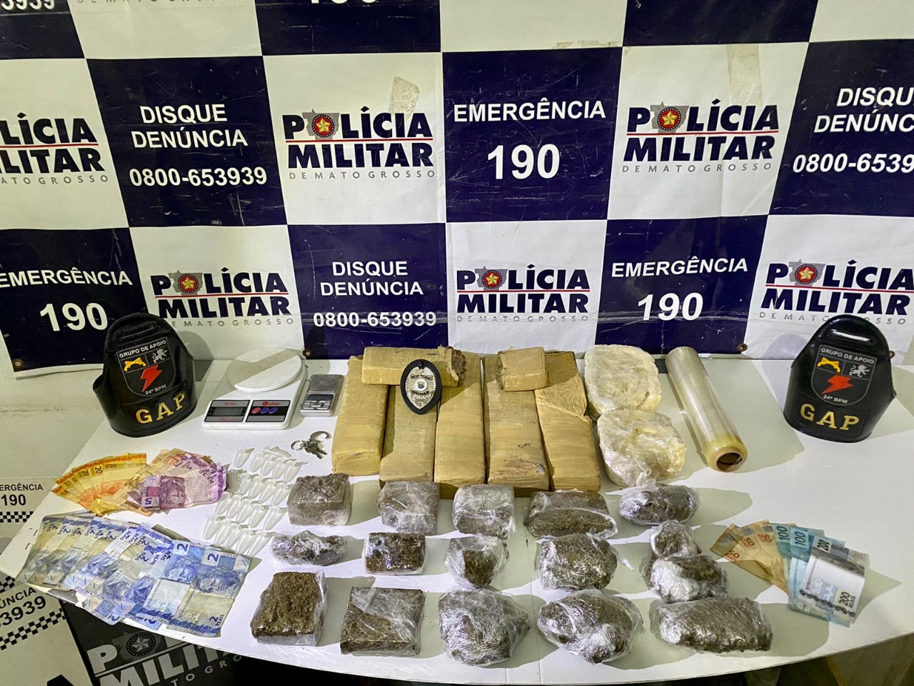 Dupla é presa pela Polícia Militar com 10 kg de maconha e pasta base de cocaína em Cuiabá