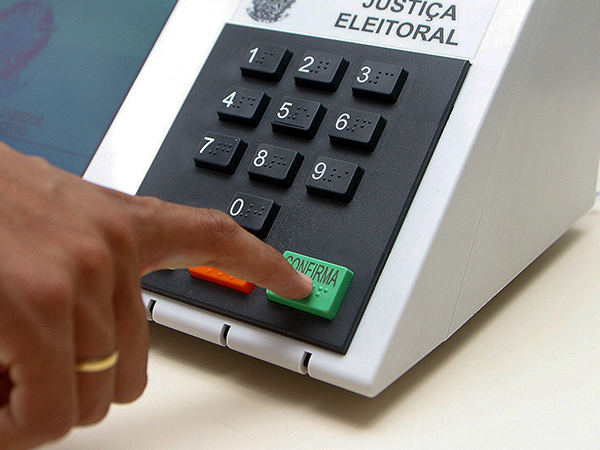 Eleitor que estiver fora de seu município no dia eleição deve justificar a ausência às urnas