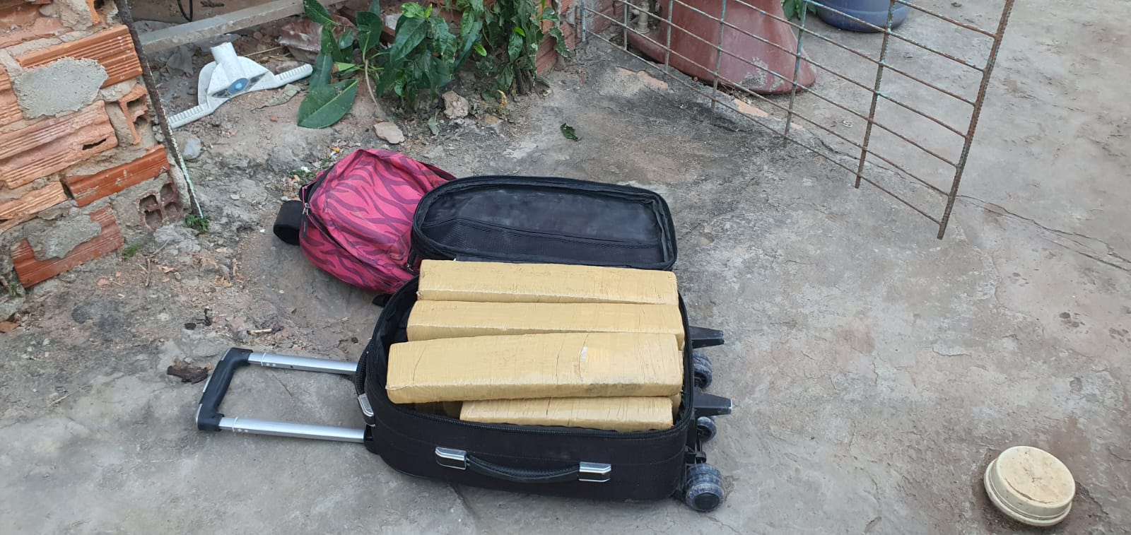 Trio é preso em flagrante em Cuiabá, com 19 tabletes de maconha