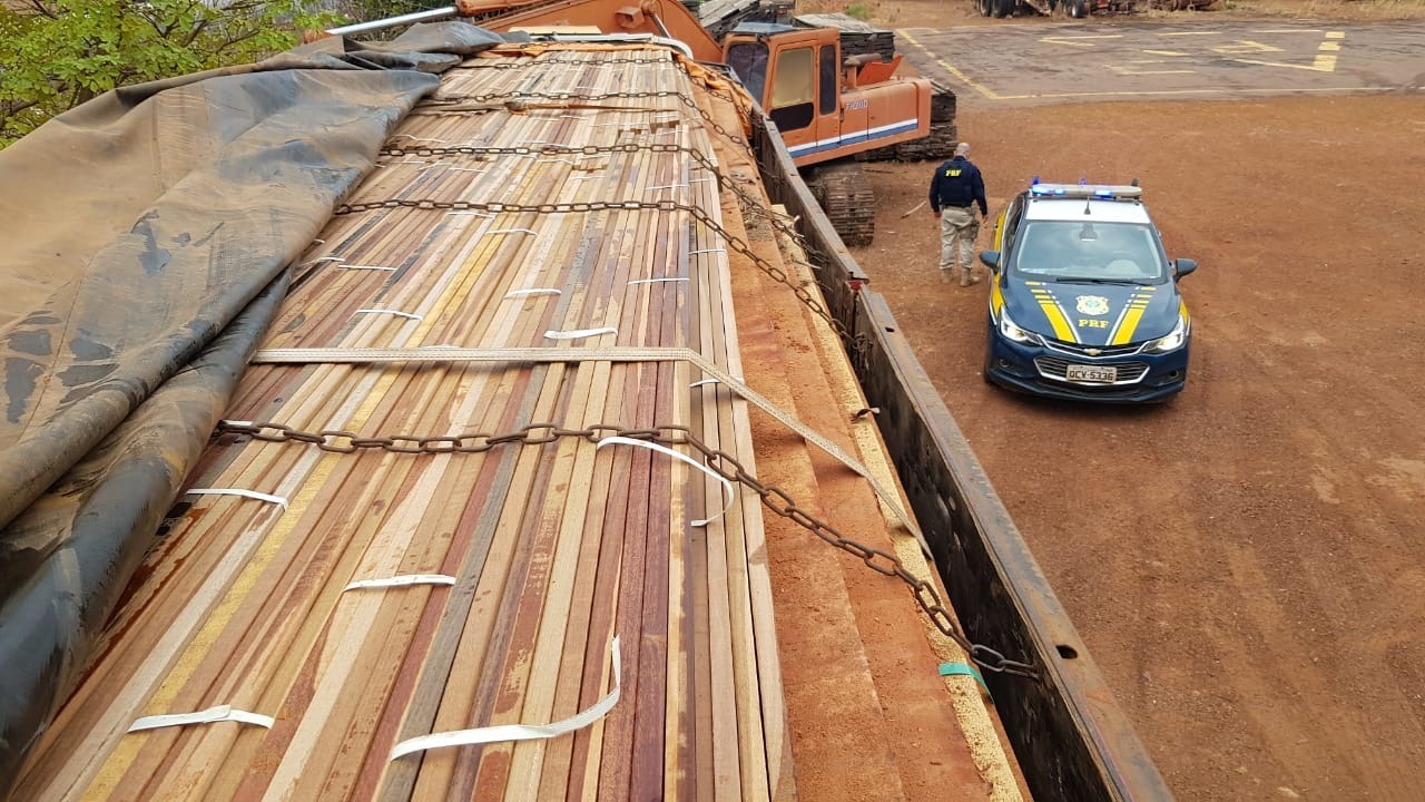 PRF apreende madeira sendo transportada ilegalmente