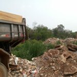 Descarte de resíduo de construção em área de lagoa é encontrado no município de VG
