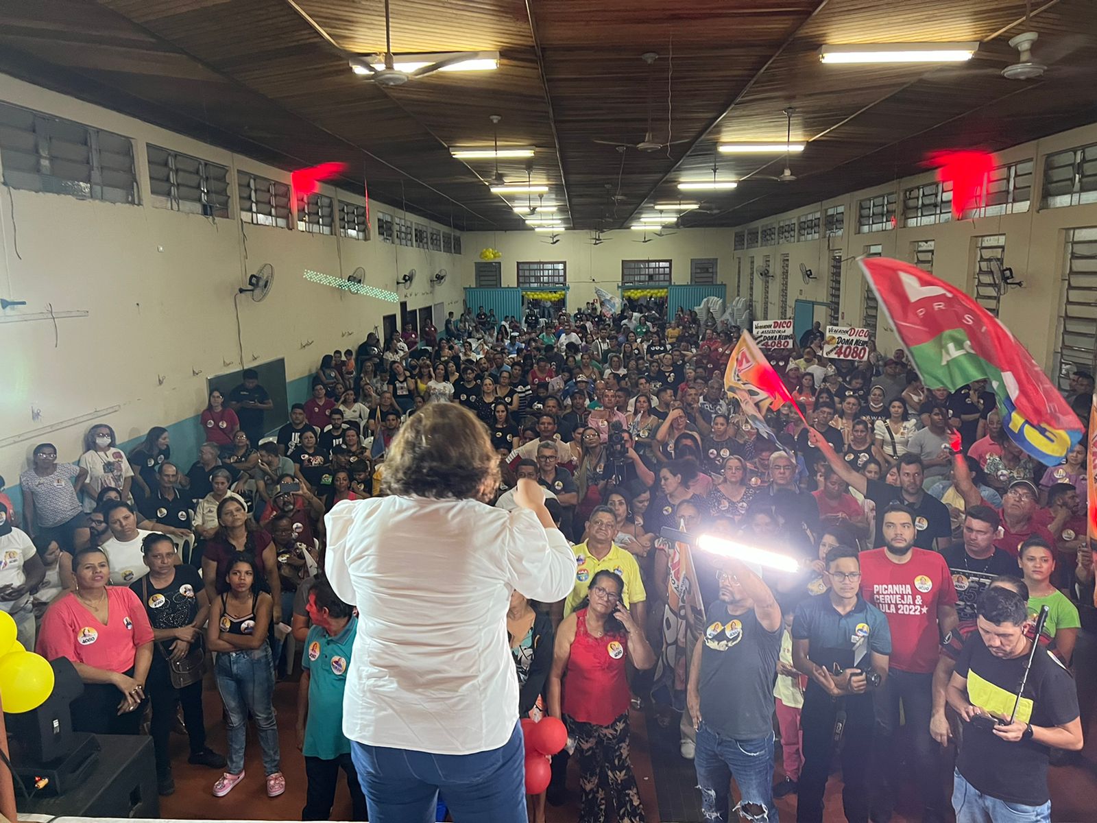 Dona Neuma reúne mais de três mil pessoas em Rondonópolis em ato final da campanha à Câmara Federal